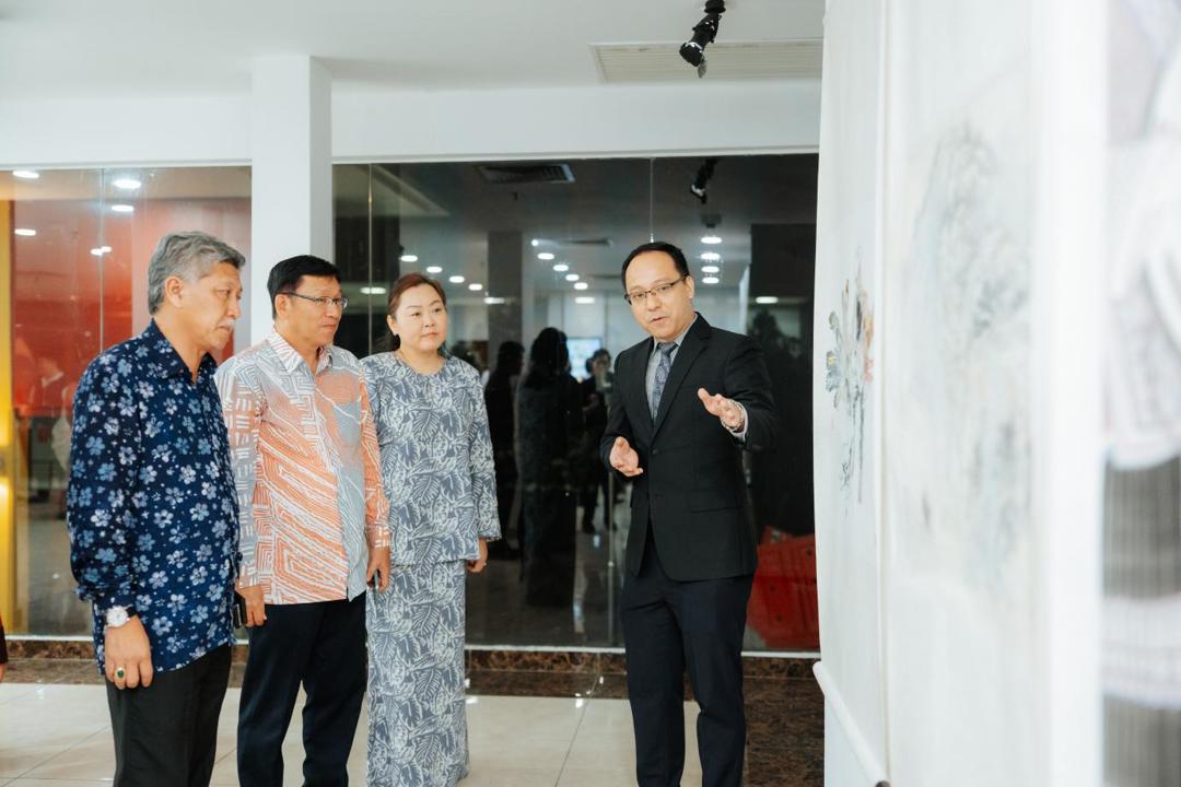 中马两国嘉宾观看中国广西“漓江画派”作品.jpeg