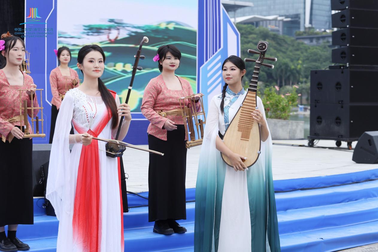6我校音乐学院民乐系的学生们演奏琵琶、二胡.jpeg